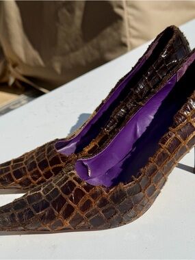 Croc-Effect Brown Pointed-Toe Pump with Purple Lining